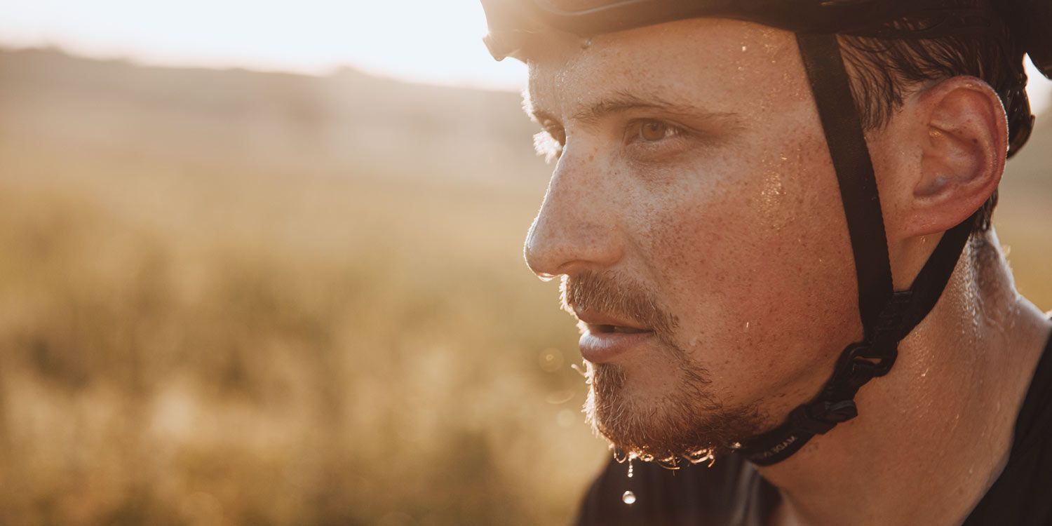 Svettig man med cykelhjälm