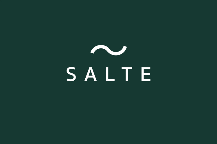 Salte logotyp på mörkgrön bakgrund