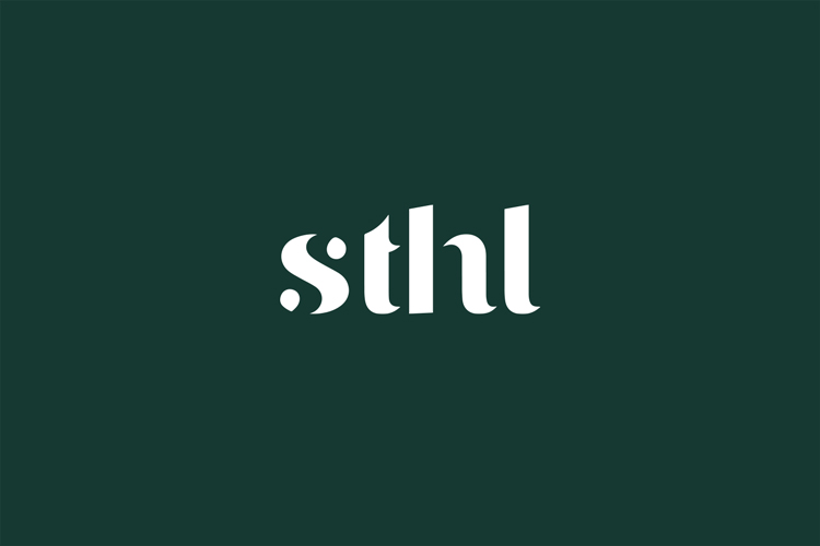 Sthl logotyp på mörkgrön bakgrund