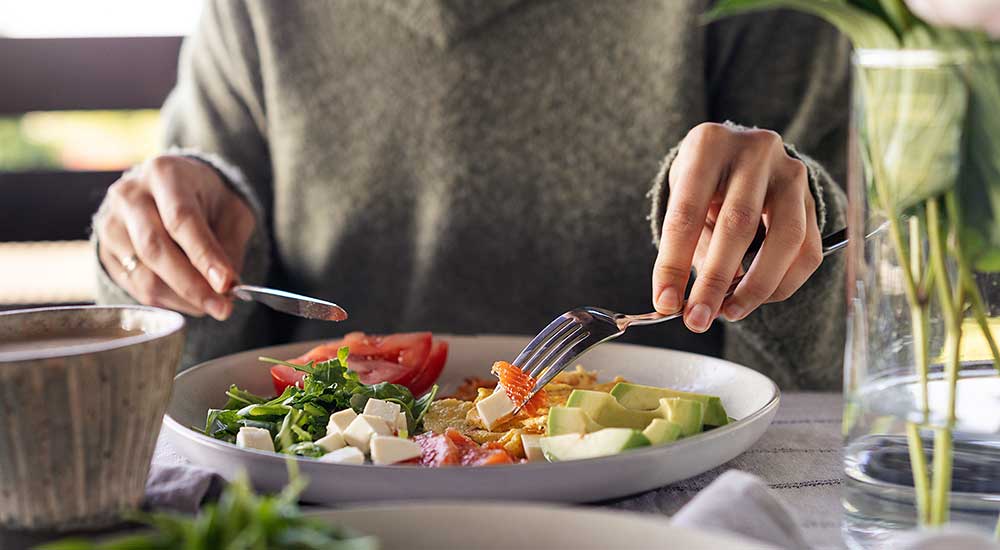 Kvinna äter hälsosam sallad