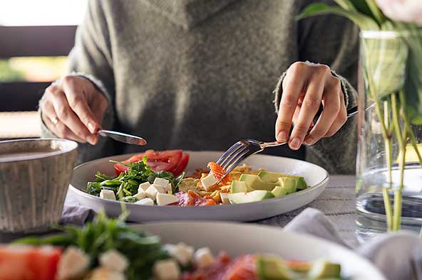 Kvinna äter hälsosam sallad