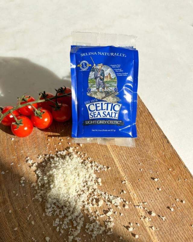 Celtic Sea Salt på en skärbräda med körsbärstomater