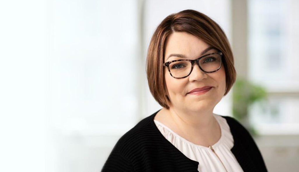Profiilikuva Johanna Abgottsponista vaaleaa ikkunaa vasten.