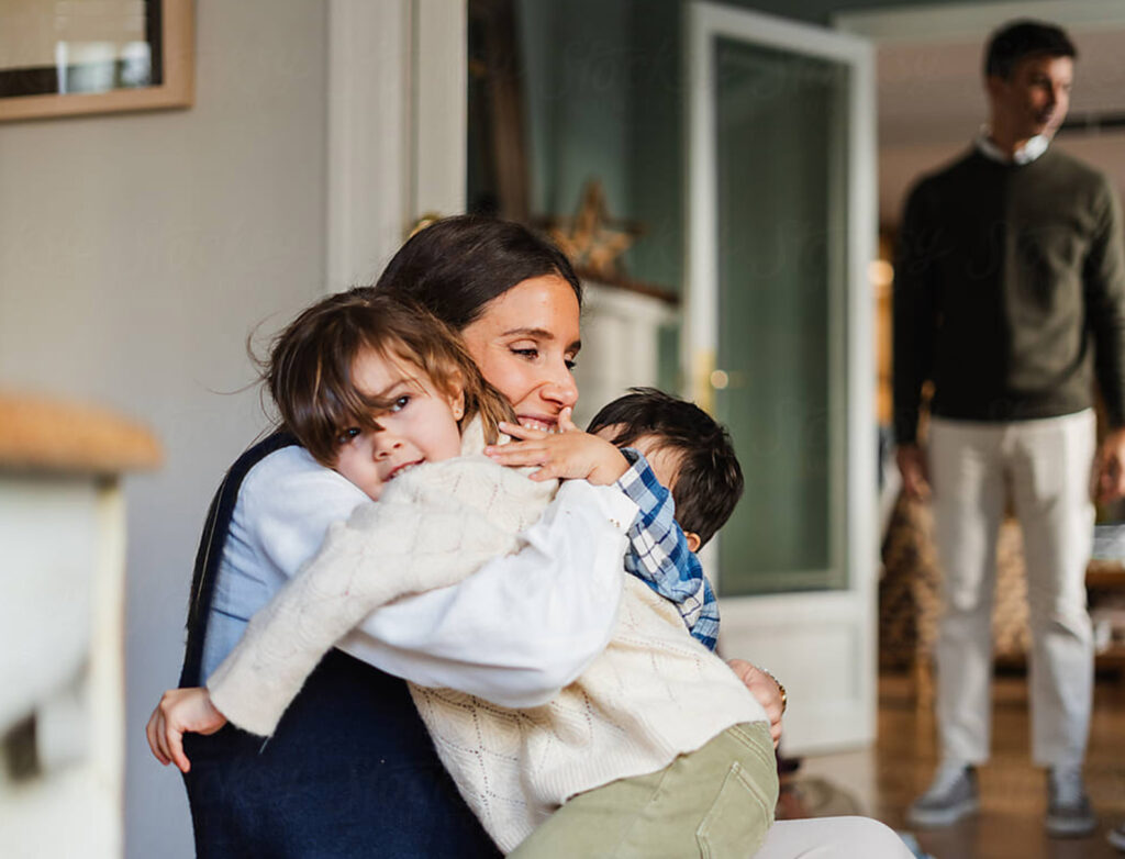 Egenandelforsikring Bolig - Trygghet – mamma klemmer barna sine.