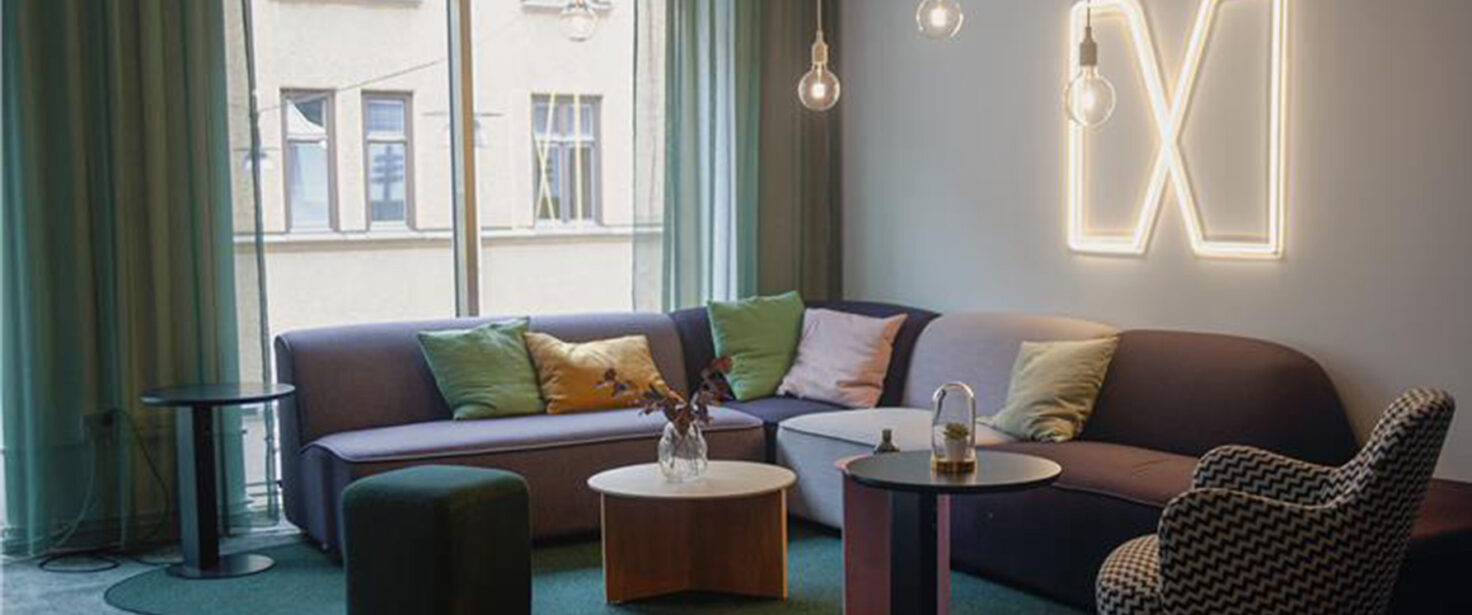 Mysafety kontor. Sofa med puter og bord.